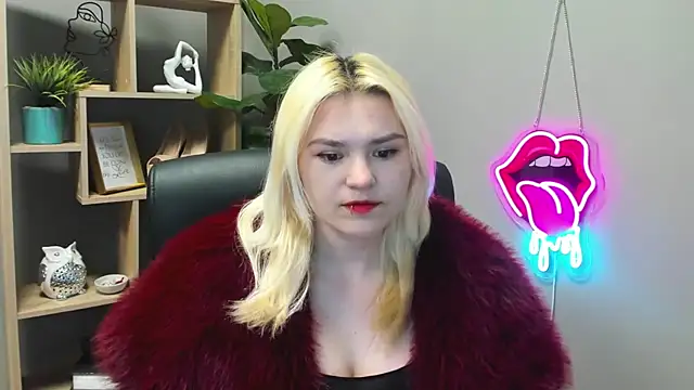 Snapshot of SweetLilyxo chatting on April 2026 06:20:02 AM SweetLilyxo online show from April 2026 06:20:02 AM