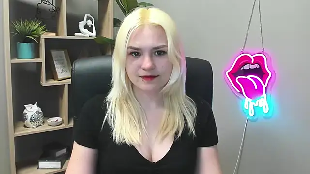 Snapshot of SweetLilyxo chatting on April 2026 01:20:01 PM SweetLilyxo online show from April 2026 01:20:01 PM