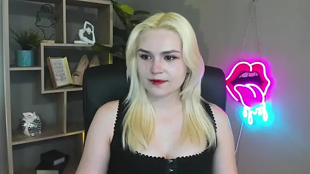 Snapshot of SweetLilyxo chatting on April 2026 01:27:02 PM SweetLilyxo online show from April 2026 01:27:02 PM