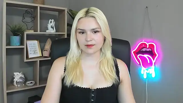 Snapshot of SweetLilyxo chatting on May 2026 01:27:01 PM SweetLilyxo online show from May 2026 01:27:01 PM