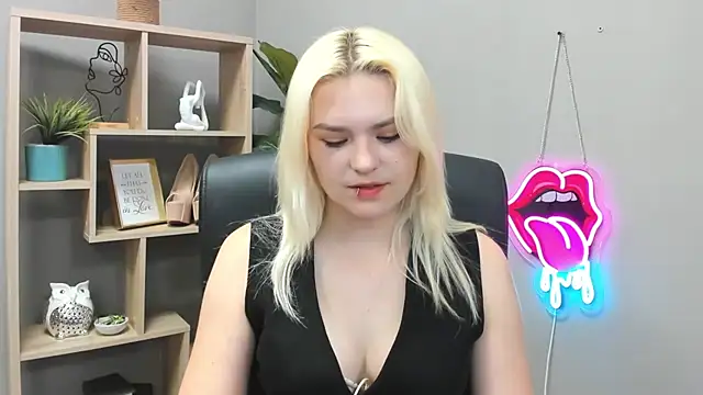 Snapshot of SweetLilyxo chatting on May 2026 06:42:01 AM SweetLilyxo online show from May 2026 06:42:01 AM
