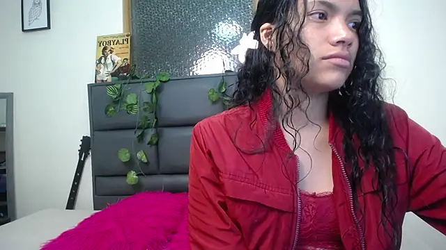 Snapshot of Julieta_Parker chatting on April 2026 03:11:01 AM Julieta Parker online show from April 2026 03:11:01 AM