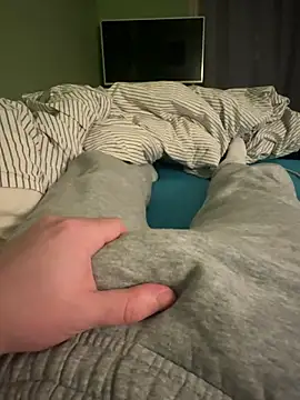 Snapshot of bouillant25ans chatting on February 2026 06:57:02 PM bouillant25ans online show from February 2026 06:57:02 PM