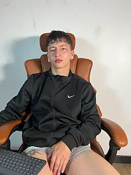 ARON LUXX online show from April 2026 02:39:02 PM