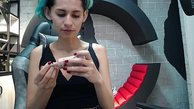 Snapshot of MiistressBlu chatting on February 2026 01:44:01 PM MiistressBlu online show from February 2026 01:44:01 PM