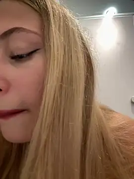 Snapshot of blonde_exe chatting on August 2026 02:08:01 PM blonde exe online show from August 2026 02:08:01 PM