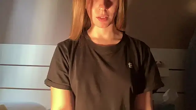 Snapshot of petiteetoile chatting on April 2026 04:15:02 PM petiteetoile online show from April 2026 04:15:02 PM