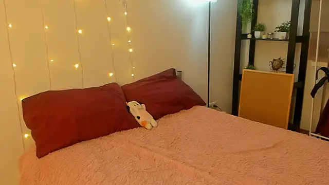 Snapshot of CalmFever chatting on February 2026 02:33:01 PM CalmFever online show from February 2026 02:33:01 PM