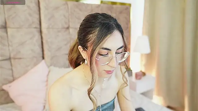 Snapshot of EmmaClark__ chatting on February 2026 01:56:02 PM EmmaClark online show from February 2026 01:56:02 PM