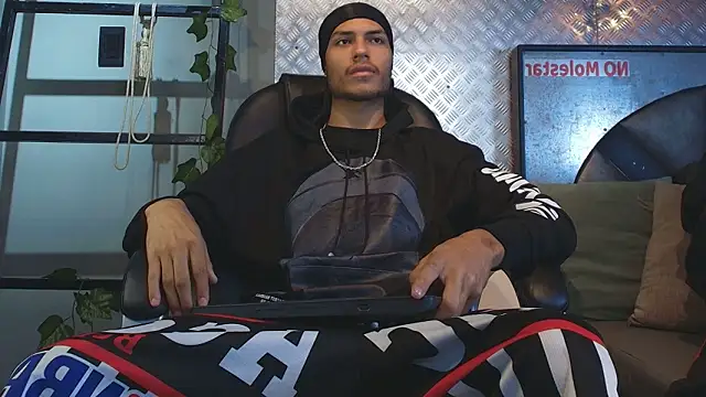 Snapshot of ItsZairen chatting on February 2026 03:35:01 AM ItsZairen online show from February 2026 03:35:01 AM