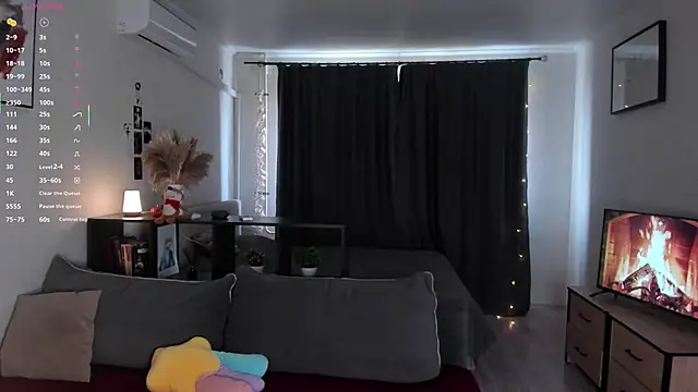 Snapshot of AmyLouWood chatting on February 2026 07:09:02 AM AmyLouWood online show from February 2026 07:09:02 AM