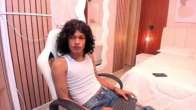 littlesweet18  online show from February 2026 12:51:01 AM