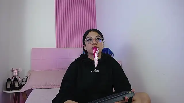 sharlotaustral18 online show from February 2026 03:38:02 PM