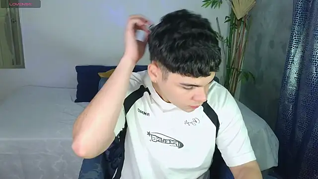 Snapshot of eithan_jonnes chatting on February 2026 10:28:02 PM eithan jonnes online show from February 2026 10:28:02 PM