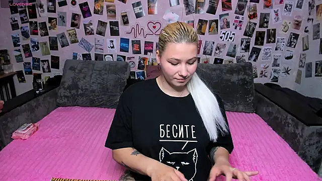 Snapshot of x_Ulya1cutex chatting on May 2026 04:02:01 PM x Ulya1cutex online show from May 2026 04:02:01 PM