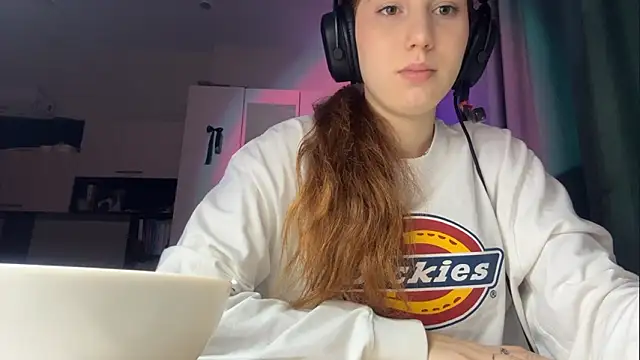 Snapshot of AliceCarrol chatting on February 2026 08:32:01 PM AliceCarrol online show from February 2026 08:32:01 PM