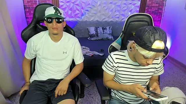 Snapshot of Top_and_bottom chatting on February 2026 01:05:01 PM Top and bottom online show from February 2026 01:05:01 PM