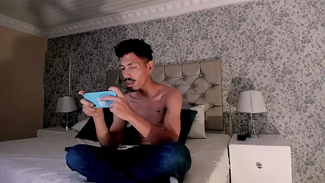 NoaahTylor online show from April 2026 03:00:02 AM