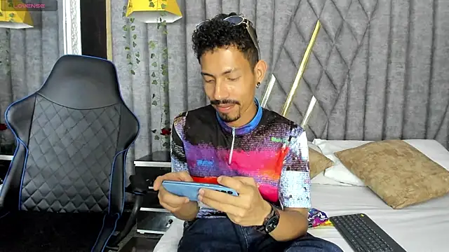 NoaahTylor online show from July 2026 04:06:02 AM