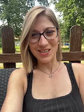 Snapshot of blondie-27 chatting on June 2026 02:09:01 PM blondie-27 online show from June 2026 02:09:01 PM
