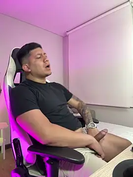 Snapshot of _robertobaggioo chatting on February 2026 12:34:01 PM robertobaggioo online show from February 2026 12:34:01 PM