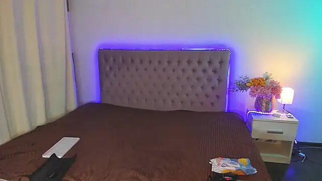 Snapshot of AmandaHoppe chatting on April 2026 05:05:02 AM AmandaHoppe online show from April 2026 05:05:02 AM