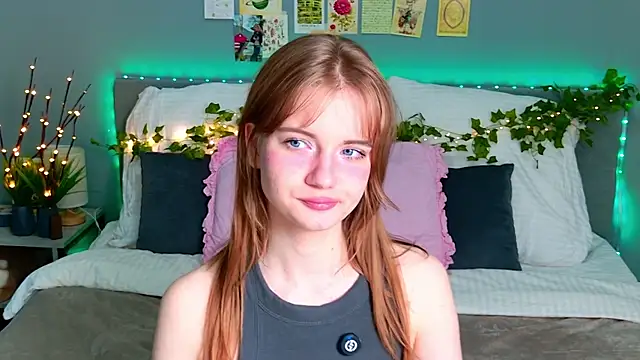 Snapshot of ElfieWhite chatting on June 2026 10:01:02 PM ElfieWhite online show from June 2026 10:01:02 PM