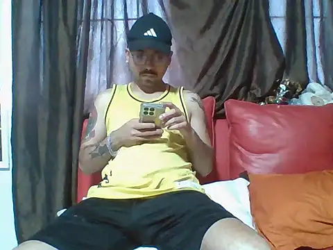 Snapshot of Karamel444 chatting on March 2026 11:33:01 PM Karamel444 online show from March 2026 11:33:01 PM