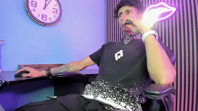 Snapshot of Maximoking26 chatting on March 2026 04:14:01 AM Maximoking26 online show from March 2026 04:14:01 AM