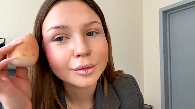 Snapshot of PledHoly chatting on February 2026 09:00:02 AM PledHoly online show from February 2026 09:00:02 AM