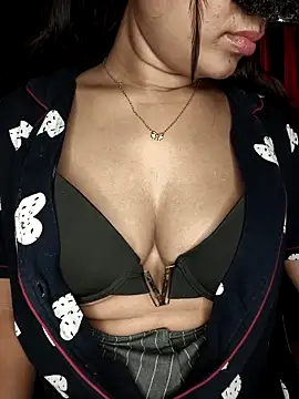 Snapshot of LINNI_3 chatting on February 2026 04:49:02 PM LINNI 3 online show from February 2026 04:49:02 PM