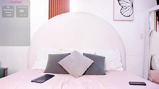 Snapshot of Violett_Rosse_ chatting on May 2026 03:20:02 PM Violett Rosse online show from May 2026 03:20:02 PM