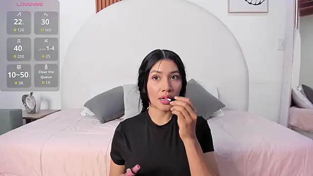 Snapshot of Violett_Rosse_ chatting on May 2026 04:12:01 PM Violett Rosse online show from May 2026 04:12:01 PM