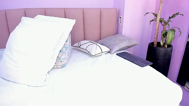 camila scoth online show from April 2026 01:41:01 PM