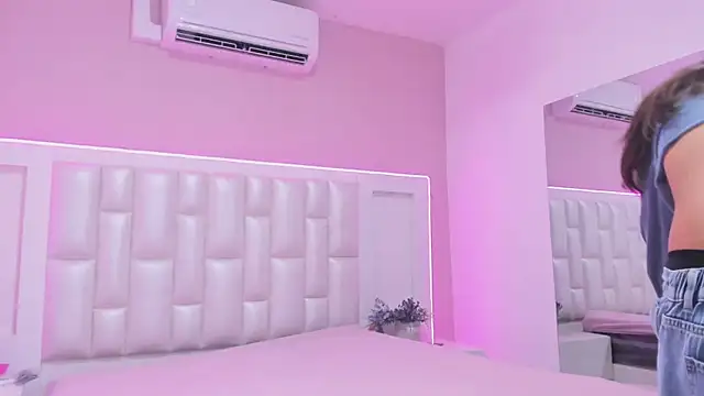 Liia Collins online show from April 2026 05:17:01 PM