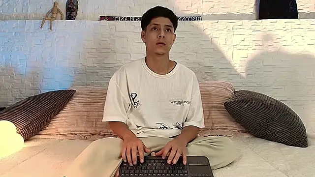 Eliassalvatore  online show from April 2026 03:36:02 PM