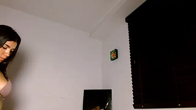 Snapshot of MiaDiamontLatin chatting on May 2026 12:18:01 AM MiaDiamontLatin online show from May 2026 12:18:01 AM