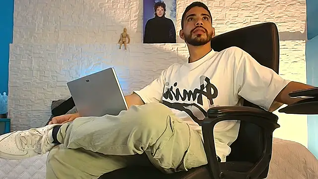 Kratoswolf online show from May 2026 08:17:01 PM