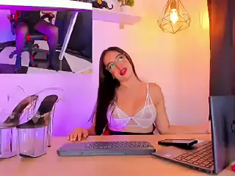 Snapshot of spicy_white_ chatting on February 2026 02:06:02 PM spicy white online show from February 2026 02:06:02 PM