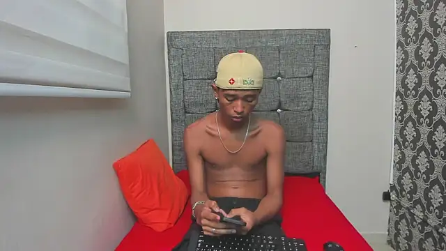 Snapshot of Little_Twink19x chatting on February 2026 12:00:02 AM Little Twink19x online show from February 2026 12:00:02 AM