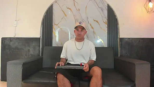 Snapshot of Latins_on_fire chatting on May 2026 11:38:01 AM Latins on fire online show from May 2026 11:38:01 AM