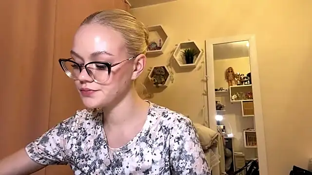 MiaCashe online show from March 2026 06:18:02 PM