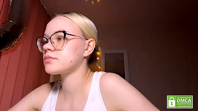 Snapshot of MiaCashe chatting on May 2026 03:28:01 PM MiaCashe online show from May 2026 03:28:01 PM