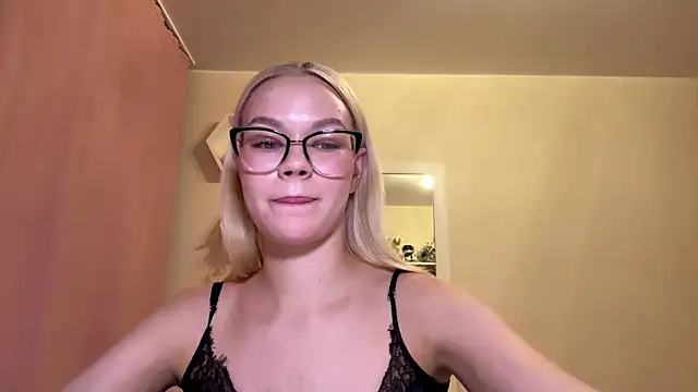 Snapshot of MiaCashe chatting on July 2026 05:06:02 PM MiaCashe online show from July 2026 05:06:02 PM