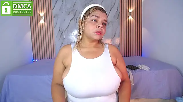 CasieBigtits online show from June 2026 01:32:02 PM