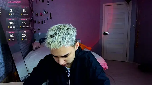 LuxuryLoverss online show from April 2026 11:04:02 AM