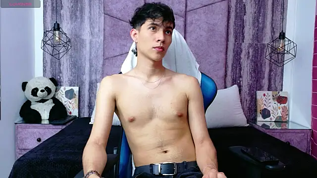 Snapshot of AronTawers chatting on June 2026 09:06:02 PM AronTawers online show from June 2026 09:06:02 PM