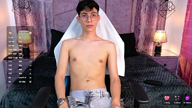 Snapshot of AronTawers chatting on July 2026 07:30:02 PM AronTawers online show from July 2026 07:30:02 PM