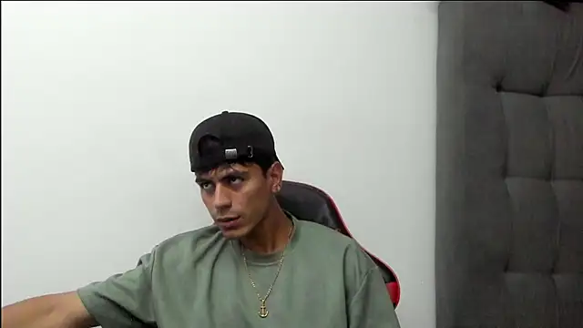 Snapshot of newblood-04 chatting on March 2026 01:40:02 AM newblood-04 online show from March 2026 01:40:02 AM