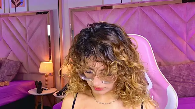 emilyjonesss  online show from April 2026 07:48:01 PM